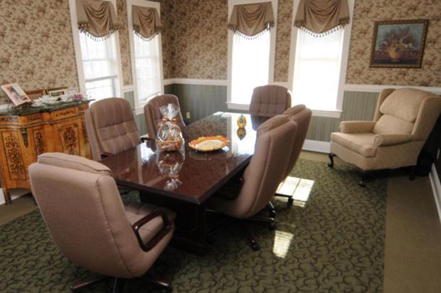 The Lake Manor Bed & Breakfast Morgantown Exterior photo