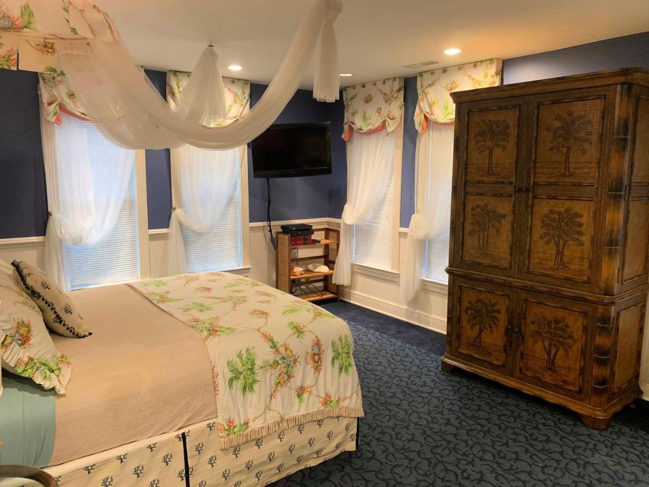 The Lake Manor Bed & Breakfast Morgantown Exterior photo